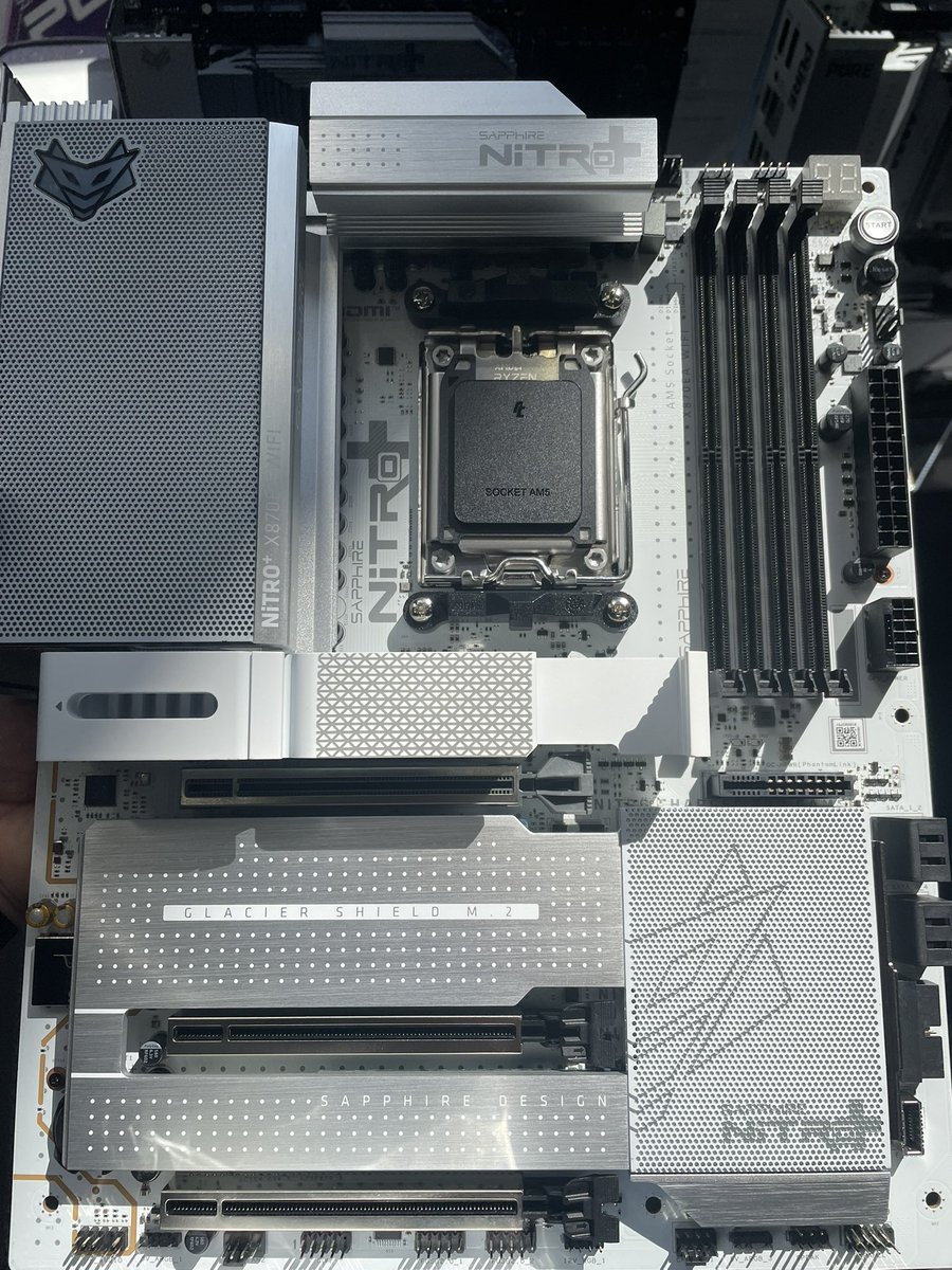 SapphireTech_JP's tweet image. ワンタッチで外れるM.2カバー
USB-A端子×10
USB-C（40G）x2
5G LAN
各ボタン、セグ完備

NITRO+に相応しい、「私、こういう機能が欲しいんです。」をほぼ全て詰め込んだフラッグシップのマザーボードです。

NITRO+ X870EA PhantomLink Polar Edition Coming Soon.