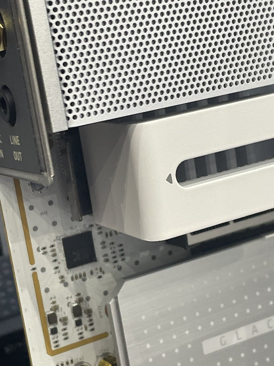 SapphireTech_JP's tweet image. ワンタッチで外れるM.2カバー
USB-A端子×10
USB-C（40G）x2
5G LAN
各ボタン、セグ完備

NITRO+に相応しい、「私、こういう機能が欲しいんです。」をほぼ全て詰め込んだフラッグシップのマザーボードです。

NITRO+ X870EA PhantomLink Polar Edition Coming Soon.