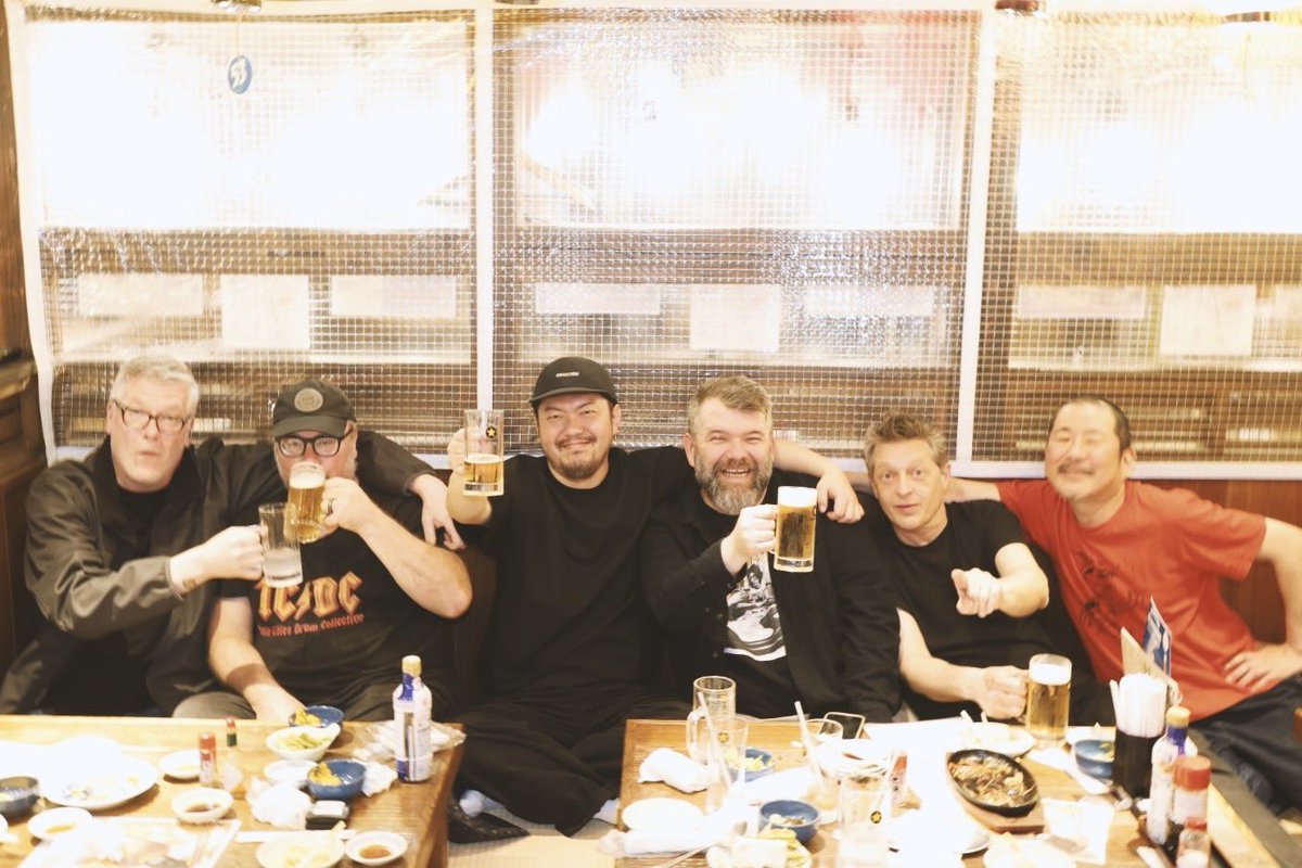 imakinn's tweet photo. imakinn records presents
DILLINGER FOUR Japan Tour 2026  D4を空港まで見送り無事にツアーが終了しました！東京2公演・大阪1公演という短いツアーにはなってしまいましたが、反響は凄まじく、サポートバンドも含めて最高のライブの連続で今も余韻が半端ないです。全日程帯同してくれたカズさん @wsonigiri  シンマくん @VincentArdss みかんちゃんをはじめ、関わってくれたすべての方々に感謝しています。本当にありがとうございました！

自分がD4のツアーを組んだことについて、違和感を持った方もいるかもしれませんが、10代の頃にGOING STEADY／Stiffeen／ワッツ界隈にどっぷりハマっていた自分や友人にとって、D4は誰もが知っているバンドの一つでした。高校生の頃、初めてディストロで通販した音源が4Tで、そこから世界が広がっていったように、今回のツアーが誰かにとってのきっかけになってくれたら嬉しいです。(サクラナイツや近年開催したツアーに来てくれた方々も多くてめちゃ嬉しかったです！涙)

Hammered Hullsとの繋がりを通じて、巡り巡って招聘できたことは一生の誇りです。また行きたいと言ってくれているので、1回で終わらないように、これからも連絡を取り合っていきたいと思います！本当にありがとうございました！！！