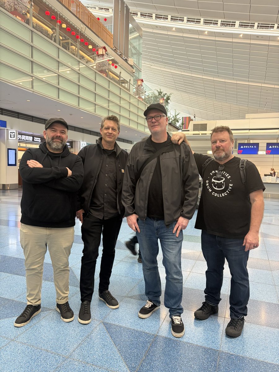imakinn's tweet photo. imakinn records presents
DILLINGER FOUR Japan Tour 2026  D4を空港まで見送り無事にツアーが終了しました！東京2公演・大阪1公演という短いツアーにはなってしまいましたが、反響は凄まじく、サポートバンドも含めて最高のライブの連続で今も余韻が半端ないです。全日程帯同してくれたカズさん @wsonigiri  シンマくん @VincentArdss みかんちゃんをはじめ、関わってくれたすべての方々に感謝しています。本当にありがとうございました！

自分がD4のツアーを組んだことについて、違和感を持った方もいるかもしれませんが、10代の頃にGOING STEADY／Stiffeen／ワッツ界隈にどっぷりハマっていた自分や友人にとって、D4は誰もが知っているバンドの一つでした。高校生の頃、初めてディストロで通販した音源が4Tで、そこから世界が広がっていったように、今回のツアーが誰かにとってのきっかけになってくれたら嬉しいです。(サクラナイツや近年開催したツアーに来てくれた方々も多くてめちゃ嬉しかったです！涙)

Hammered Hullsとの繋がりを通じて、巡り巡って招聘できたことは一生の誇りです。また行きたいと言ってくれているので、1回で終わらないように、これからも連絡を取り合っていきたいと思います！本当にありがとうございました！！！