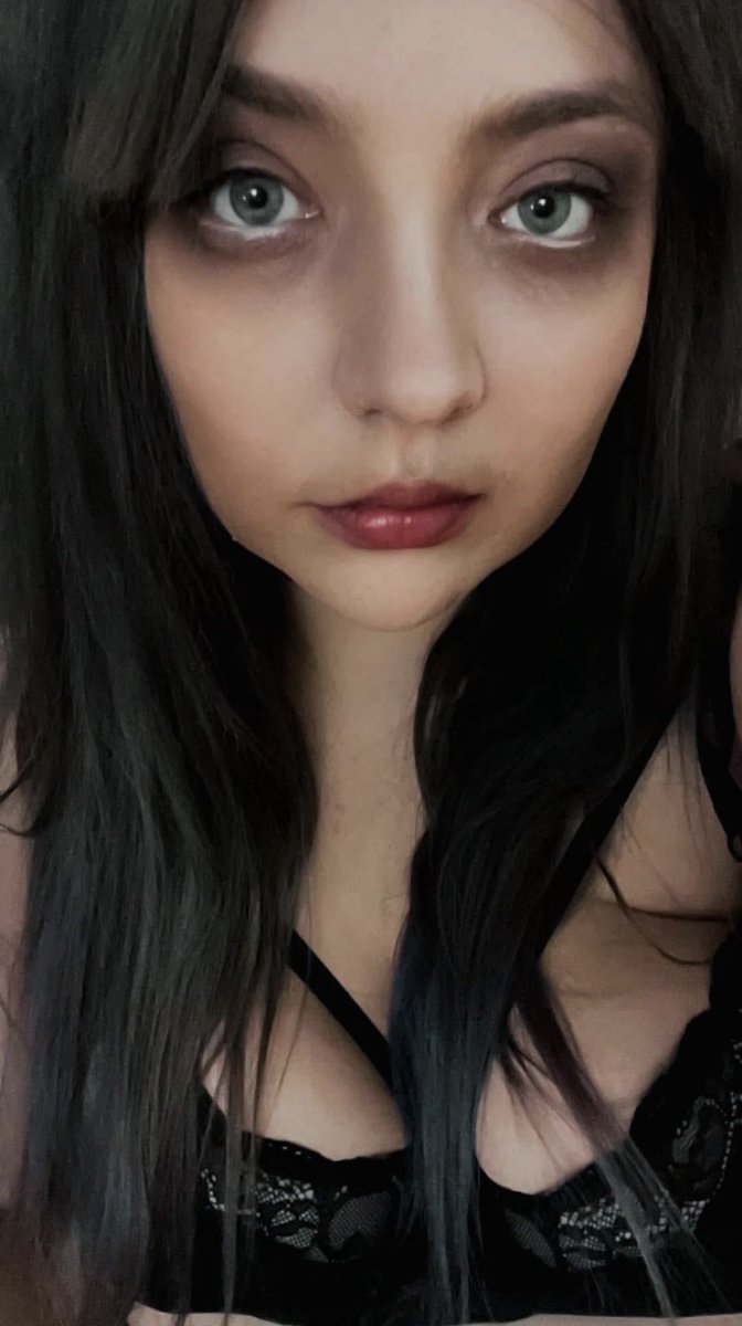 Syrabella2k's tweet photo. Behind the CAW

✧ 𝕹𝖆𝖒𝖊: Sam

✧ 𝕬𝖌𝖊: Late 30s — 𝖆 𝖗𝖊𝖆𝖑 𝖑𝖎𝖋𝖊 𝕰𝖑𝖉𝖊𝖗 𝕰𝖒𝖔 🖤🥀

✧ 𝕳𝖔𝖒𝖊: 𝕿he Shire 

✧ Efed 𝕰𝖝𝖕𝖊𝖗𝖎𝖊𝖓𝖈𝖊:
📡 Since the Chat Dice AOL era (’99–2K)
🩸 18+ 

🖋️ Descriptive RP https://t.co/juKPlydCdd