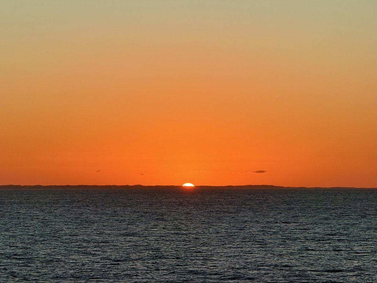 Steveontour1's tweet image. The sun setting over the Sunshine Coast #Australia from the Coral Sea. @ThePhotoHour @StormHour #Rothko-esque