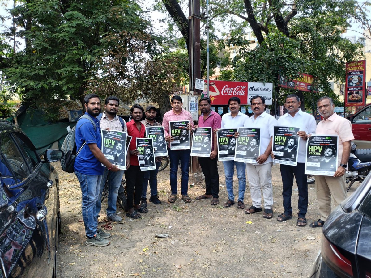 dasyam_abhinav's tweet photo. హన్మకొండ అల్లు అర్జున్ ఫ్యాన్స్ అసోసియేషన్ ఆధ్వర్యంలో నిర్వహించిన కార్యక్రమంలో హెచ్‌పీవీ (సర్వైకల్ క్యాన్సర్) వ్యాక్సిన్‌పై అవగాహన పోస్టర్‌ను ఆవిష్కరించాం.

సామాజిక స్పృహతో ఇలాంటి ఆరోగ్య కార్యక్రమాలు అభినందనీయమని అభిమానులు మరిన్ని సేవా కార్యక్రమాలతో ముందుకు రావాలని కోరడం జరిగింది https://t.co/LmpFX5fT6v