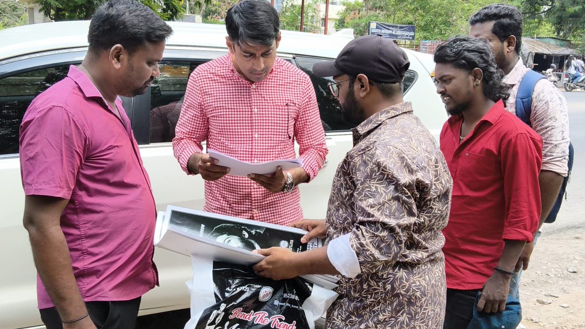 dasyam_abhinav's tweet photo. హన్మకొండ అల్లు అర్జున్ ఫ్యాన్స్ అసోసియేషన్ ఆధ్వర్యంలో నిర్వహించిన కార్యక్రమంలో హెచ్‌పీవీ (సర్వైకల్ క్యాన్సర్) వ్యాక్సిన్‌పై అవగాహన పోస్టర్‌ను ఆవిష్కరించాం.

సామాజిక స్పృహతో ఇలాంటి ఆరోగ్య కార్యక్రమాలు అభినందనీయమని అభిమానులు మరిన్ని సేవా కార్యక్రమాలతో ముందుకు రావాలని కోరడం జరిగింది https://t.co/LmpFX5fT6v
