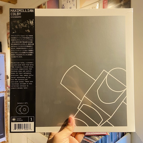 stiffslack's tweet photo. ヴァージニア州出身のエモ/ポストHCバンドMAXIMILLIAN COLBYディスコグラフィーがLOVITTより再発。SLEEPYTIME TRIOやBATS &amp; MICEへ連なる重要音源。FUGAZI以降のDC文脈×カオティックな展開、SLINT や RODAN、HOOVER の影響下にある反復フレーズも多用。ジャケットは新装仕様。
https://t.co/JGy6Dh7ppP https://t.co/Lid1XdjSiu