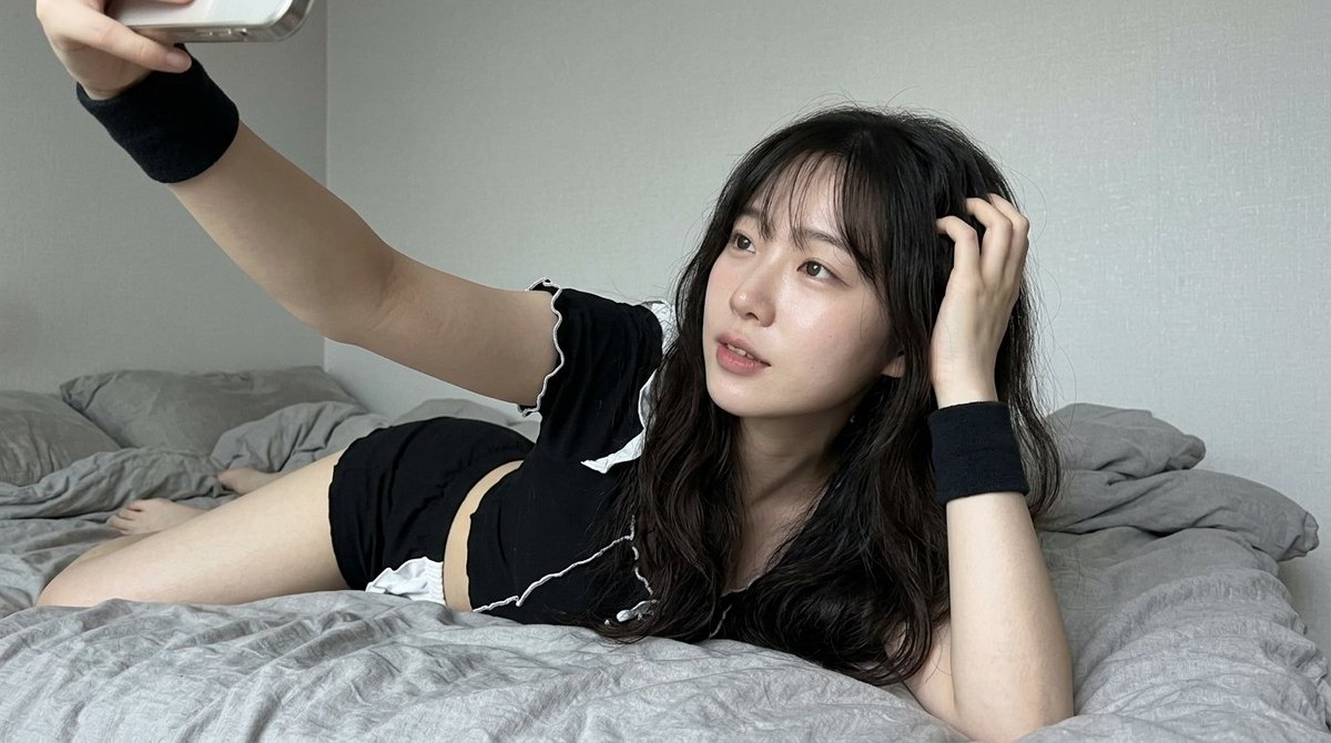 underwoodxie96's tweet image. Nano banan 2
promptsref.com/library/nano-b…
A casual, raw smartphone selfie of a young Asian woman in her early 20s lying on her stomach on a bed. She was capturing a quiet, intimate moment. She wears a stylized, sexy maid-inspired outfit: a shiny black bodice with strappy cutouts