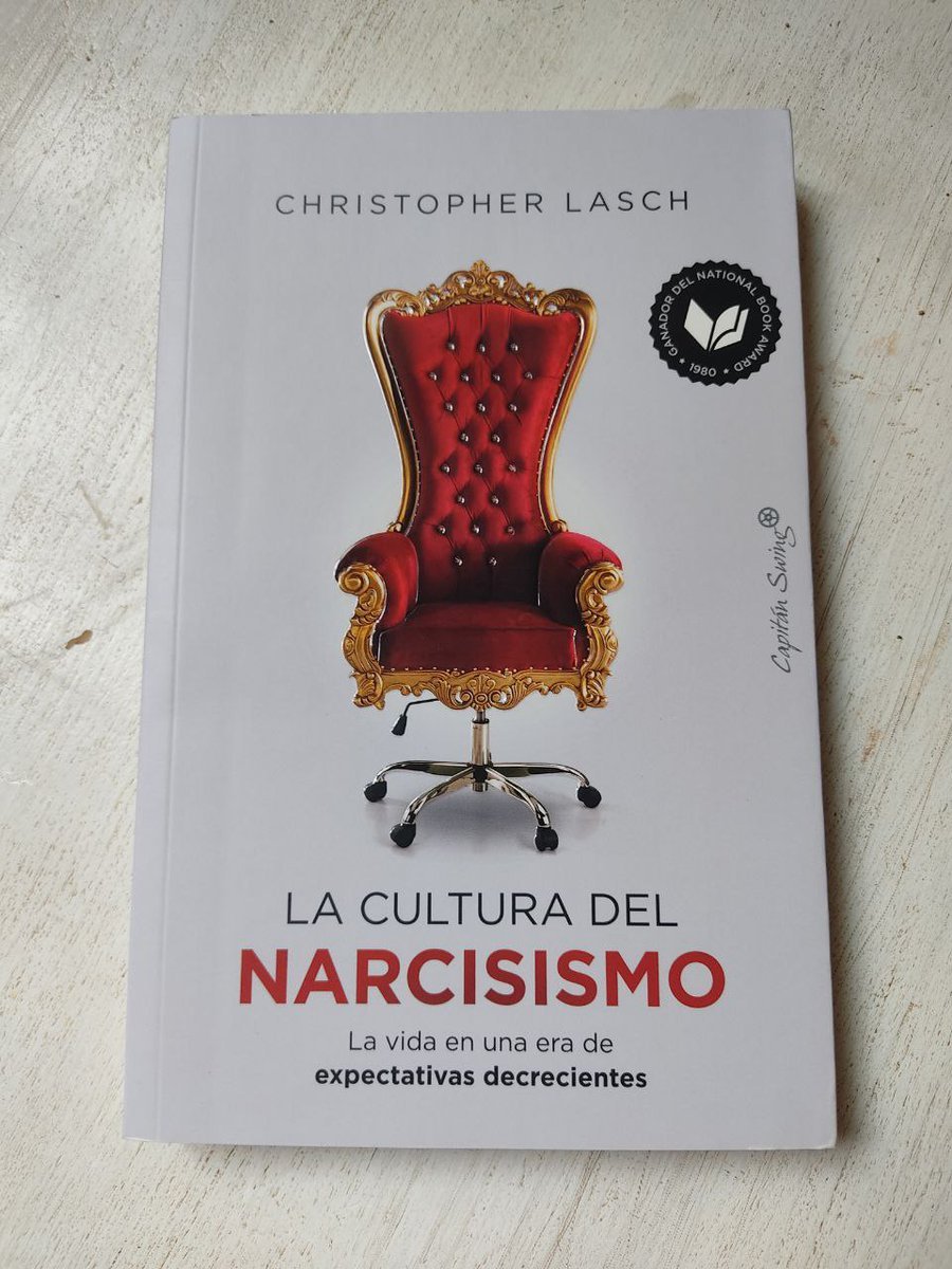 <a href="/HLFrisbie/">Hector Frisbie ©</a> Lasch plantea ya en 1979 que la evolución social del siglo XX dio lugar a una estructura de personalidad narcisista, en la que el frágil concepto de sí mismo de los individuos había dado lugar, entre otras cosas, a un temor a envejecer y a una admiración ilimitada por la fama y
