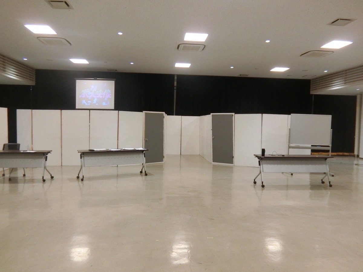 tubuyakiprank's tweet photo. 【サークル紹介④】

　お客様の目に���っ先に届く大元である宣伝美術・舞台監督は悩みどころ満載😖
　演出と相談しながら納得がいくまでポスターデザインをしたり、舞台装置の幅を測って決めたりなど、ここが決まることで宣伝や大道具作業が進んでいきます！🧩

#春から弘大
#春から弘前大学 https://t.co/BwoIrQ1qnR