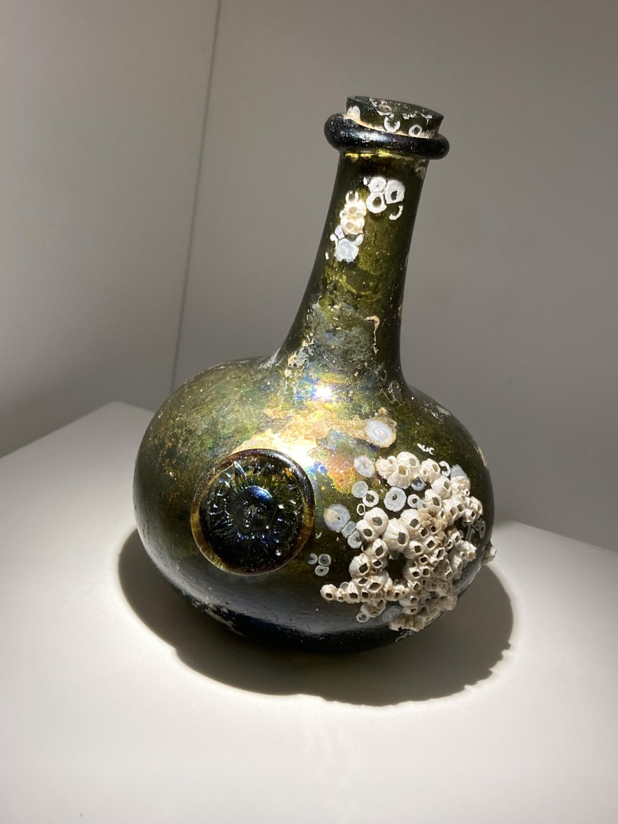 FactsDailyDose's tweet photo. "Quarter-size shaft and globe bottle from the wreck of the HMS Gloucester, that sank in 1682 off the coast of Norfolk, England" https://t.co/murwE1Tgas