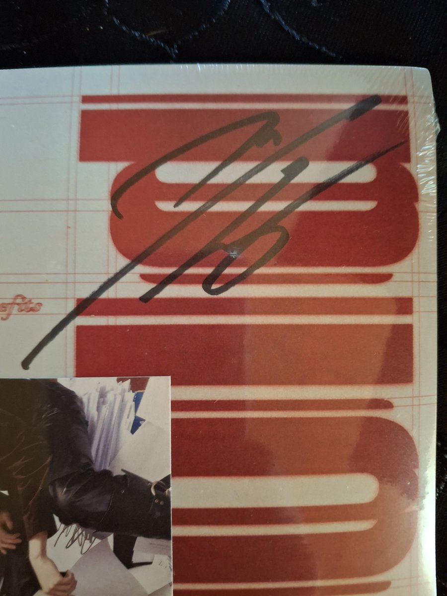 Silentmbb's tweet photo. I got my mx signed albums!😍 But I'm not sure whose sign it is 😅 Does anyone know? https://t.co/bO4U371Vtz