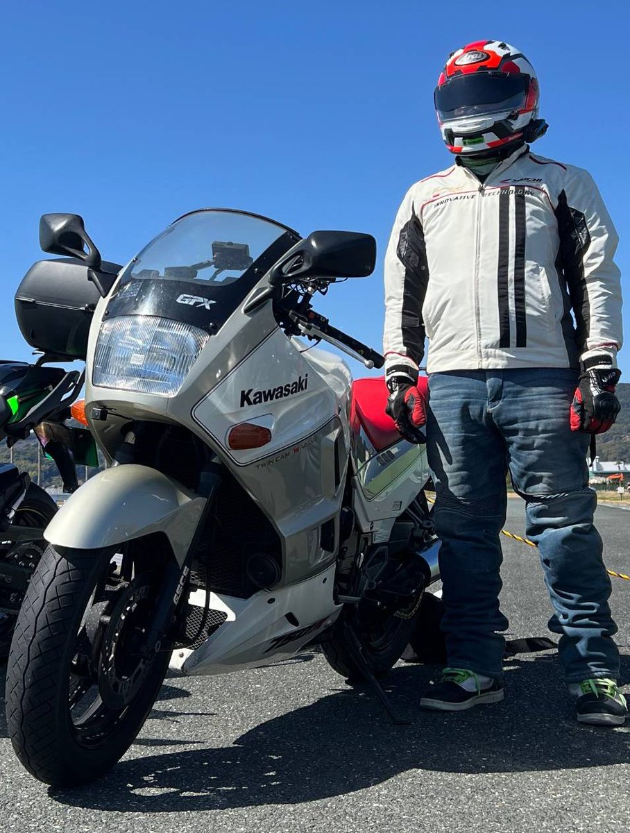 xjrxMHTamYN2ldR's tweet image. ちなみに…
#ZX11 と #GPX750R がどれくらい違うかと言うと
重さも加速もびつくりするくらい(笑)
但し燃費は変わらん!?

147→77は、かなりマイルドに