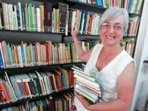 librolecturagob's tweet photo. Se ha publicado en la revista @alquiblawebcom una entrevista con Ana Manero, responsable de la biblioteca Juan Régulo Pérez (@esperantoes), hablando de su labor en esta biblioteca especializada en #esperanto 📚 📜 y de su colaboración con el #CCPB 👇https://t.co/axy92YUOGn https://t.co/TUDbodiFo6