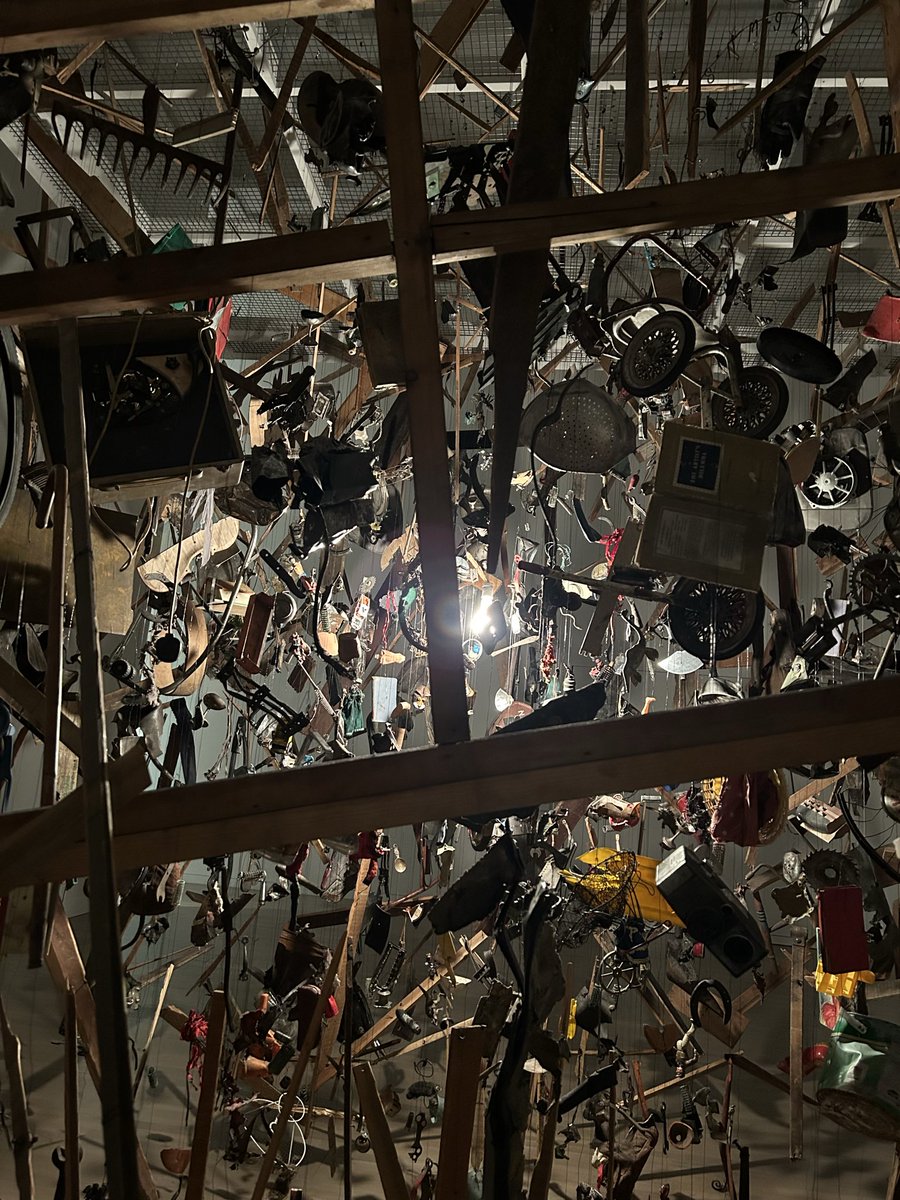 ayaka1809's tweet photo. #YBA展
コーネリア・パーカー《コールド・ダーク・マター：爆発の分解イメージ》 https://t.co/l0c2Da731D