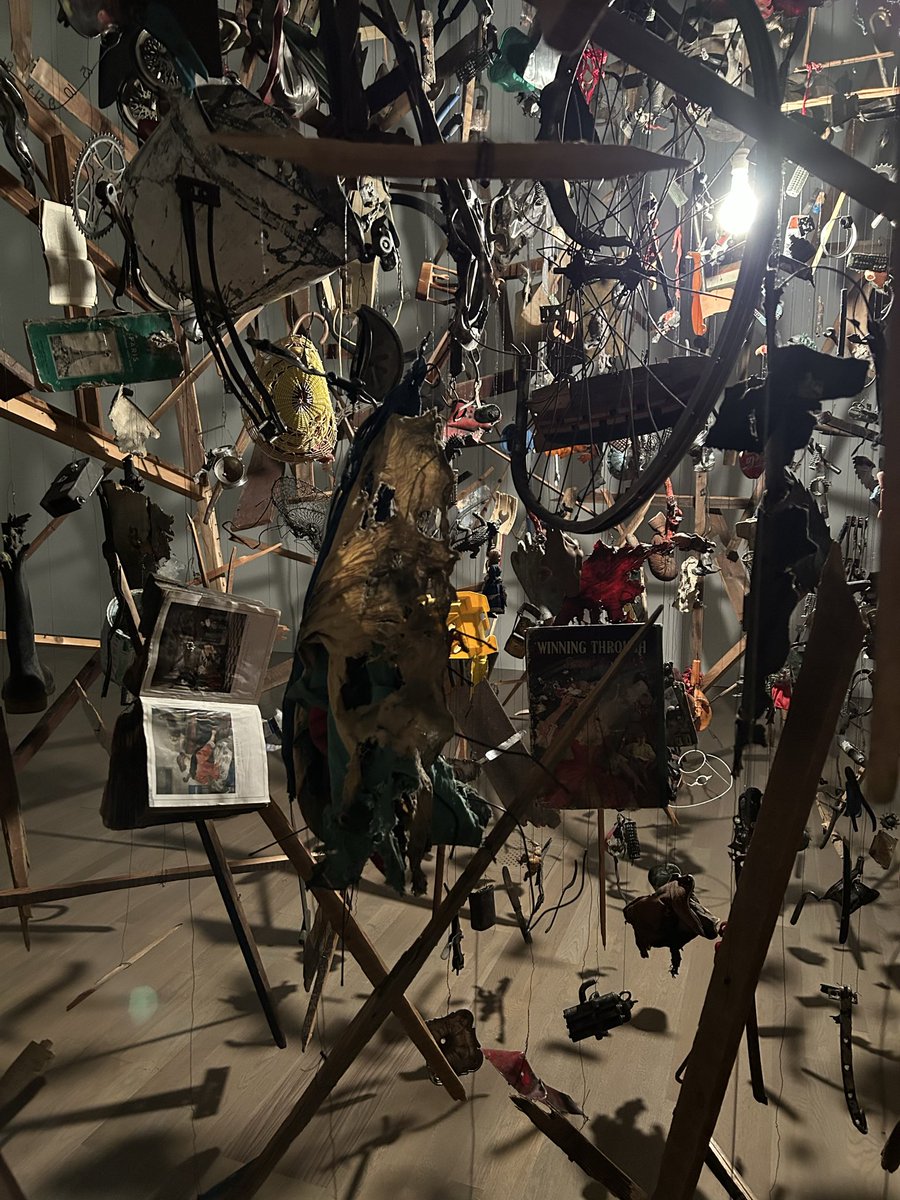 ayaka1809's tweet photo. #YBA展
コーネリア・パーカー《コールド・ダーク・マター：爆発の分解イメージ》 https://t.co/l0c2Da731D