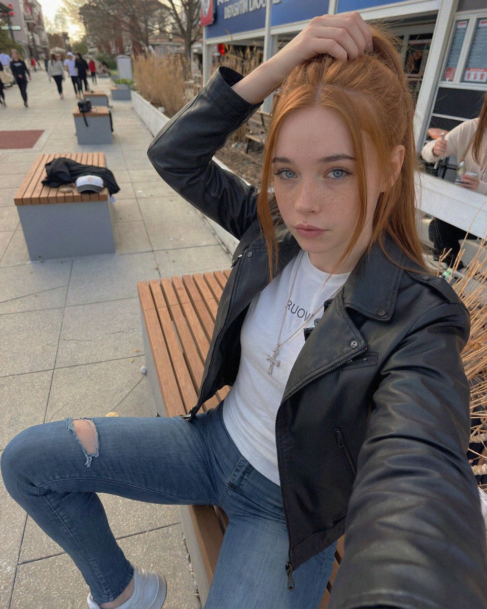 SarahWorkx's tweet photo. No make up, still cute ? https://t.co/YXLux6an11