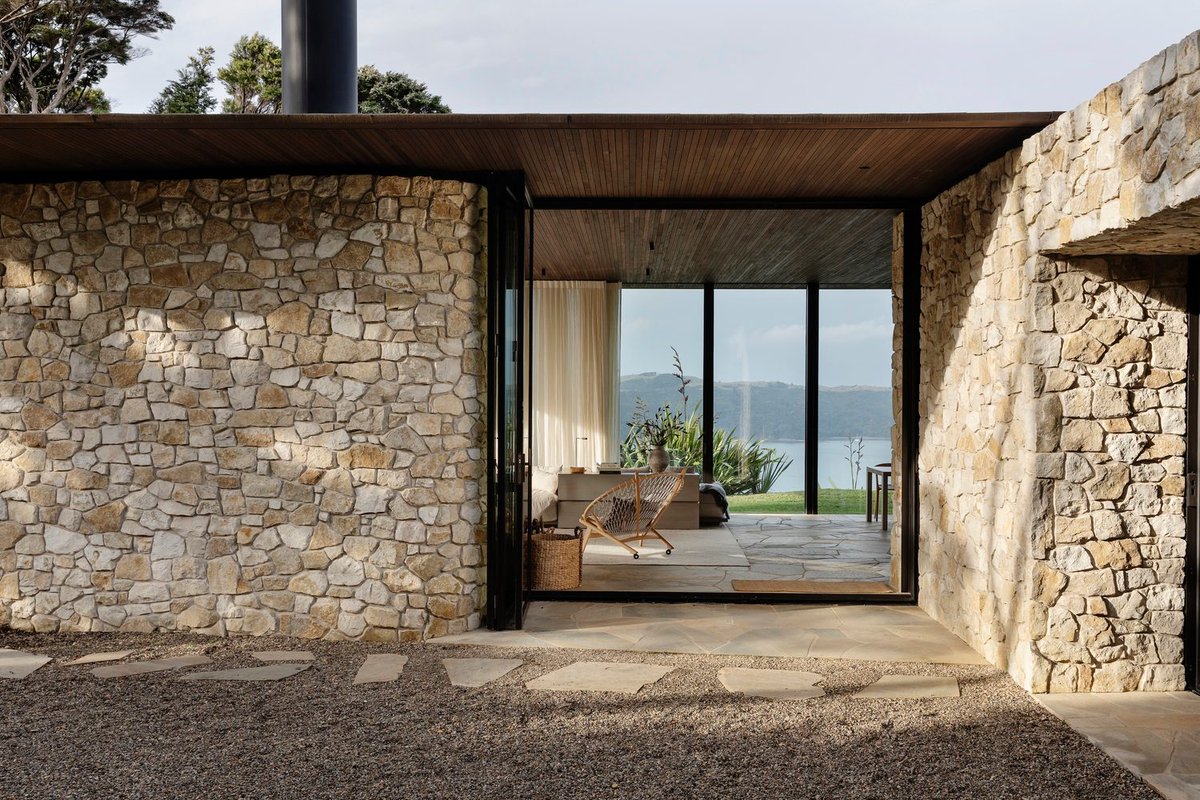 ArchDaily's tweet photo. Waiheke House by Cheshire Architects
New Zealand 🇳🇿

#photography: Sam Hartnett
https://t.co/znhcmxtyFk https://t.co/r8taZx2ZSf