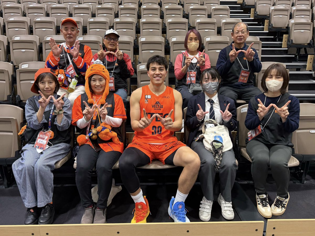 VELTEX_SHIZUOKA's tweet photo. 3/28-29青森戦をサポートいただいた #VELCREW の皆さん、#富士市立高校 の生徒の皆さんと同校卒業生の皆さんへ、#アンガス・ブラント 選手、#ケニー・ローソン・ジュニア 選手、#サイモン拓海 選手、#増田啓介 選手がお礼の挨拶に伺いました📸今節もサポートいただきありがとうございました✨
▼ VELCREW📲
https://t.co/3gNANNT6Eh