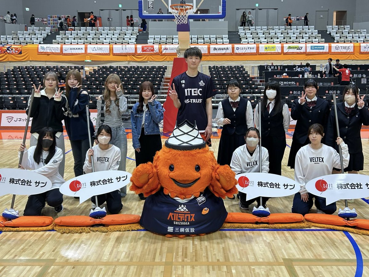 VELTEX_SHIZUOKA's tweet photo. 3/28-29青森戦をサポートいただいた #VELCREW の皆さん、#富士市立高校 の生徒の皆さんと同校卒業生の皆さんへ、#アンガス・ブラント 選手、#ケニー・ローソン・ジュニア 選手、#サイモン拓海 選手、#増田啓介 選手がお礼の挨拶に伺いました📸今節もサポートいただきありがとうございました✨
▼ VELCREW📲
https://t.co/3gNANNT6Eh