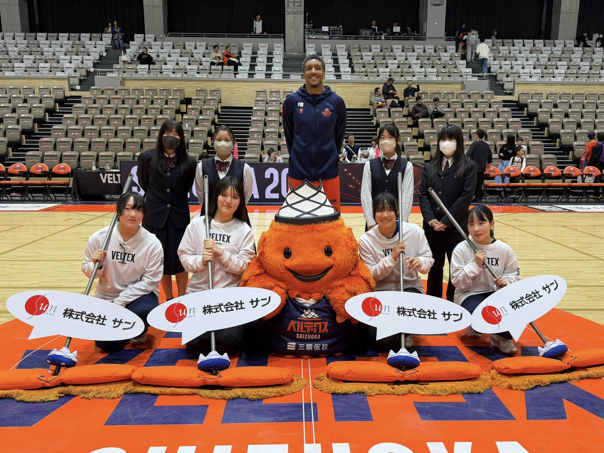 VELTEX_SHIZUOKA's tweet photo. 3/28-29青森戦をサポートいただいた #VELCREW の皆さん、#富士市立高校 の生徒の皆さんと同校卒業生の皆さんへ、#アンガス・ブラント 選手、#ケニー・ローソン・ジュニア 選手、#サイモン拓海 選手、#増田啓介 選手がお礼の挨拶に伺いました📸今節もサポートいただきありがとうございました✨
▼ VELCREW📲
https://t.co/3gNANNT6Eh
