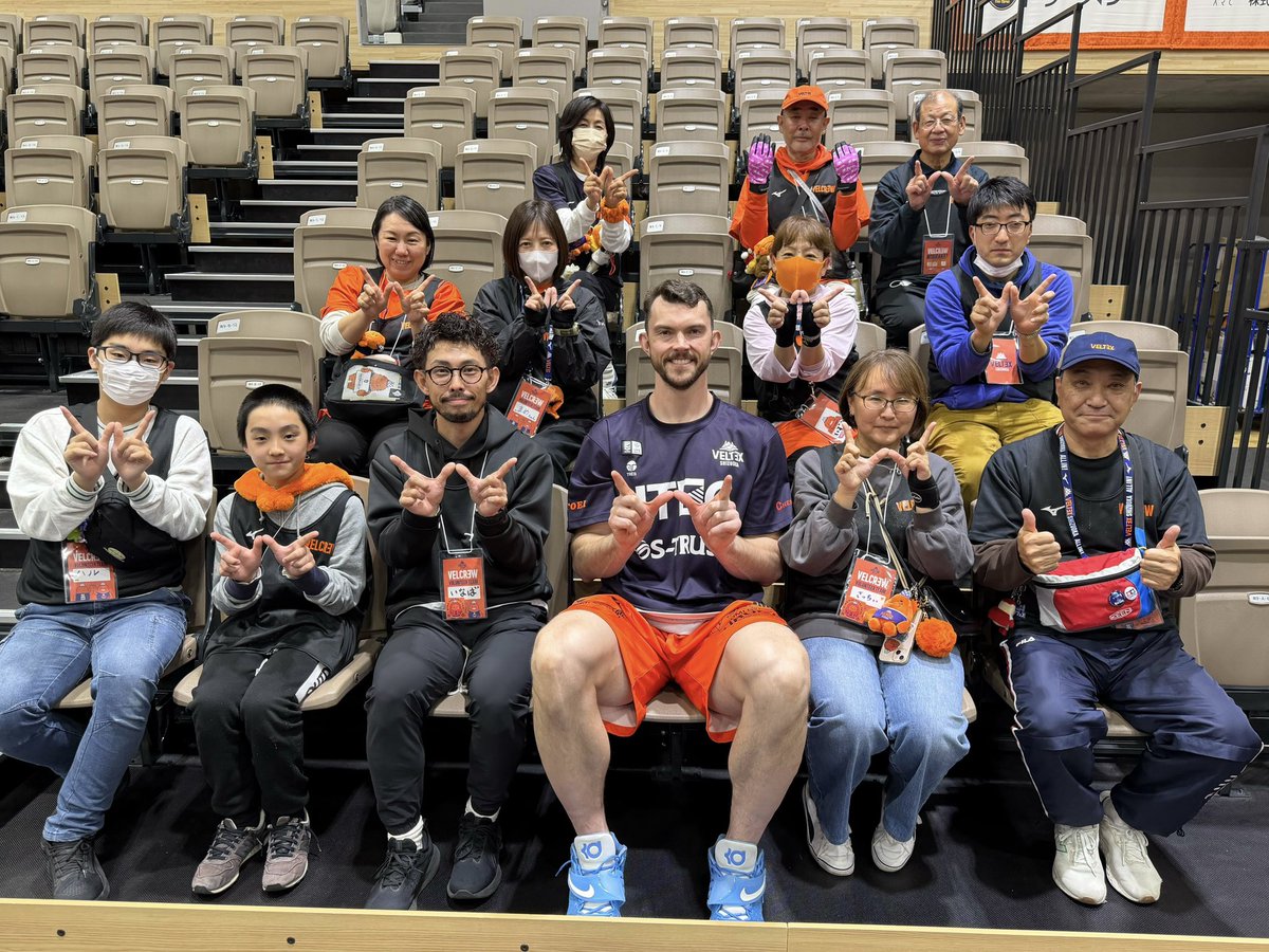 VELTEX_SHIZUOKA's tweet photo. 3/28-29青森戦をサポートいただいた #VELCREW の皆さん、#富士市立高校 の生徒の皆さんと同校卒業生の皆さんへ、#アンガス・ブラント 選手、#ケニー・ローソン・ジュニア 選手、#サイモン拓海 選手、#増田啓介 選手がお礼の挨拶に伺いました📸今節もサポートいただきありがとうございました✨
▼ VELCREW📲
https://t.co/3gNANNT6Eh