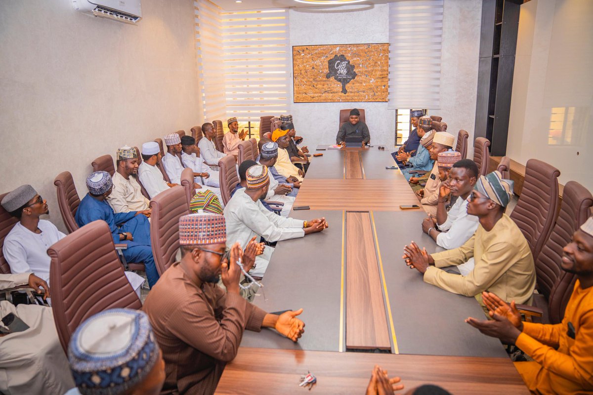 Gaisa65's tweet photo. Former Senior Special Assistant to the President on Citizenship and Leadership, Hon. M. Nasir Ja’oji received his media team members, led by the DG of Media, Ahmad Zuwa Daya, at the City Boy Movement headquarters in Kano State. https://t.co/3oqEzMZBfQ