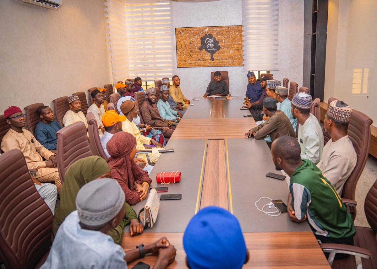 Gaisa65's tweet photo. Former Senior Special Assistant to the President on Citizenship and Leadership, Hon. M. Nasir Ja’oji received his media team members, led by the DG of Media, Ahmad Zuwa Daya, at the City Boy Movement headquarters in Kano State. https://t.co/3oqEzMZBfQ