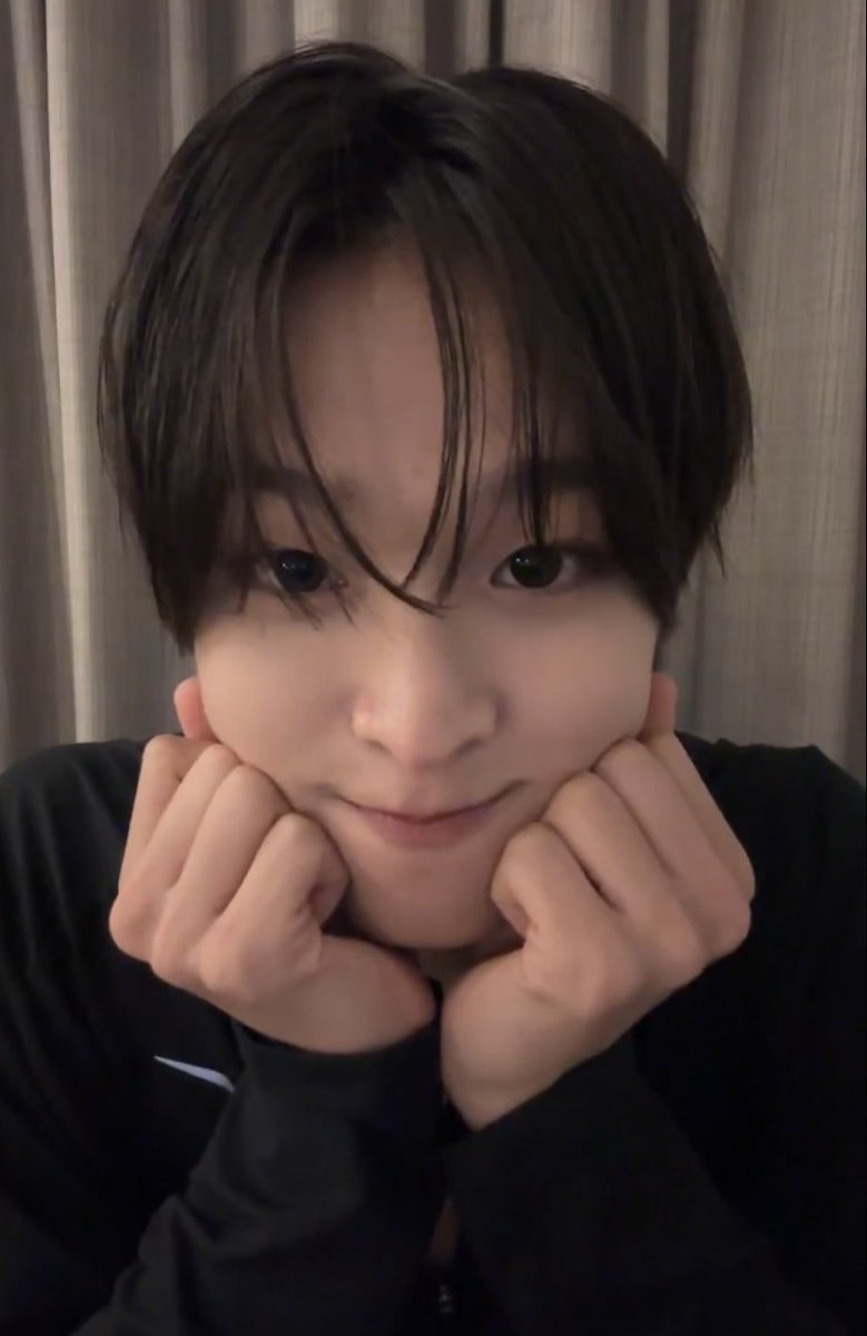 riri..𖧧 tweet media