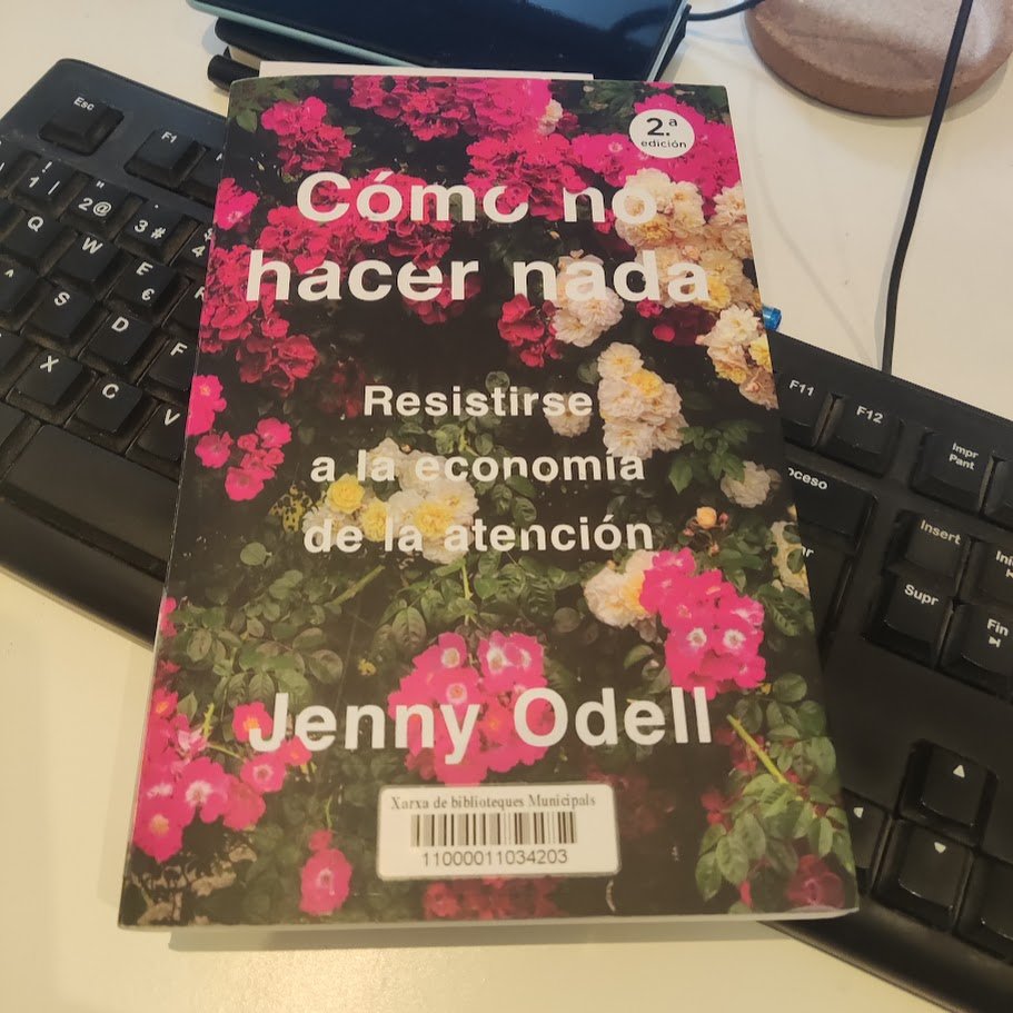 Clickultor's tweet photo. Fa bon dia per compartir "Cómo no hacer nada. Resistirse a la economía de la atención" de Jenny Odell. https://t.co/dRBfk8AZio