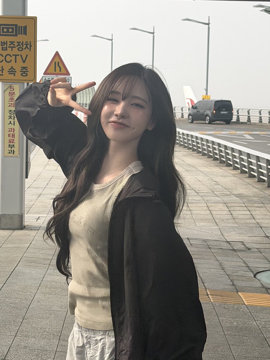 LIZCENTRIC's tweet photo. [📷] 260407 BERRIZ UPDATE

“An Photographer caught on CCTV😎
#AnYujin #Photographer #PleaseSlowDown #ThankstoYujin #AnDaengDaeng #🐶🐱"

#LIZ #리즈 #リズ
#IVE #아이브 #アイヴ https://t.co/TKJCRWI4UU