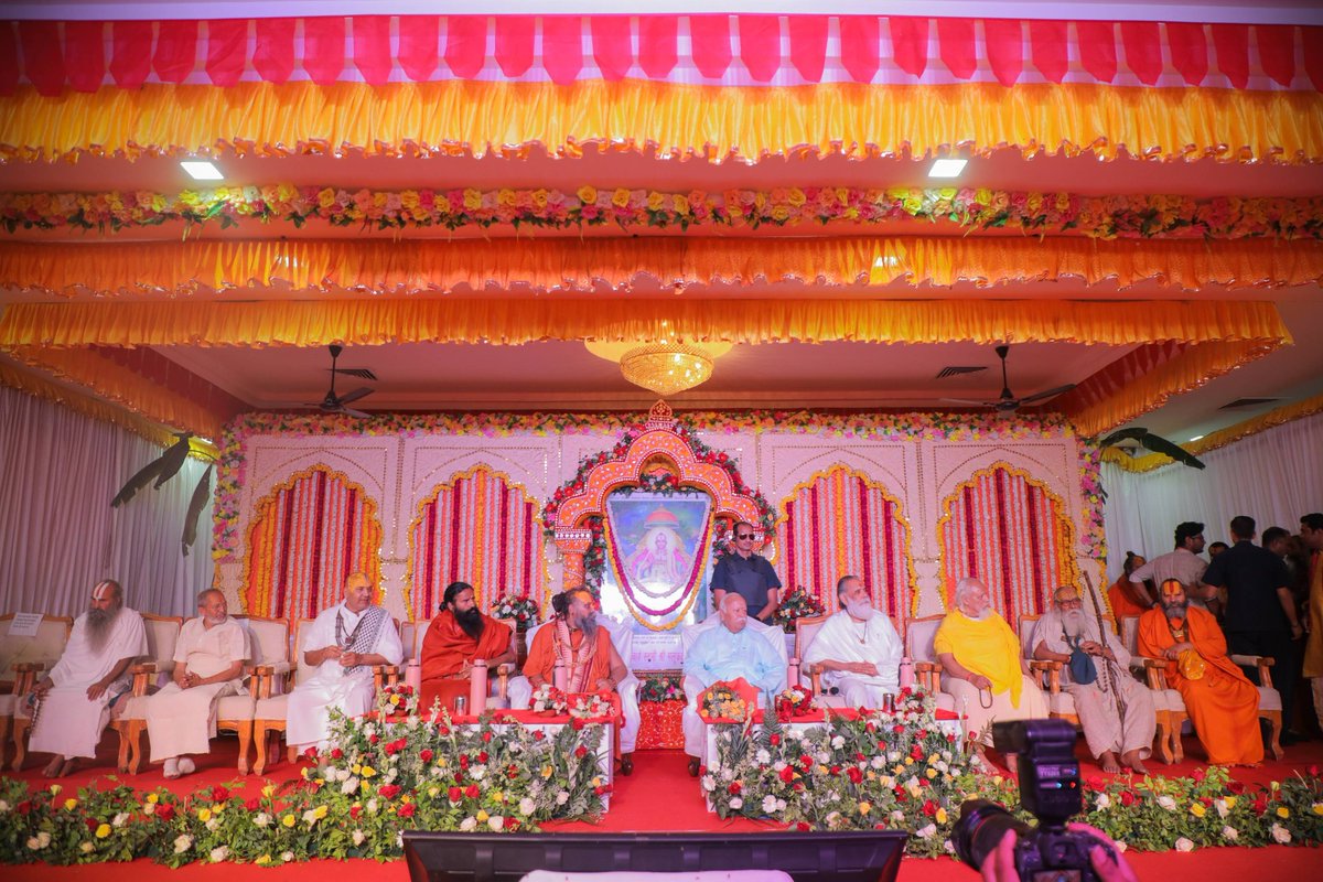 PrernaMedia's tweet image. मथुरा में डॉ. मोहन भागवत जी, सरसंघचालक- राष्ट्रीय स्वयंसेवक संघ

आज 452वें श्री मलूक जयंती महोत्सव एवं श्री सीताराम निकुञ्ज अष्टयाम लीला महोत्सव आयोजन में शामिल हुए

#MohanBhagwat
#RSS