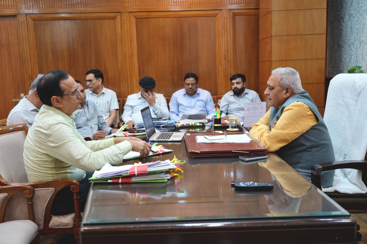 RanbirGangwa's tweet photo. आज चंडीगढ़ कार्यालय में Public Health Department के अधिकारियों के साथ एक महत्वपूर्ण बैठक आयोजित की।
बैठक के दौरान क्षेत्र से जुड़े विभिन्न जनहित मुद्दों पर विस्तार से चर्चा की तथा संबंधित अधिकारियों को आवश्यक दिशा-निर्देश दिए, ताकि समस्याओं का समयबद्ध समाधान सुनिश्चित किया जा सके https://t.co/Svh72mzqiD