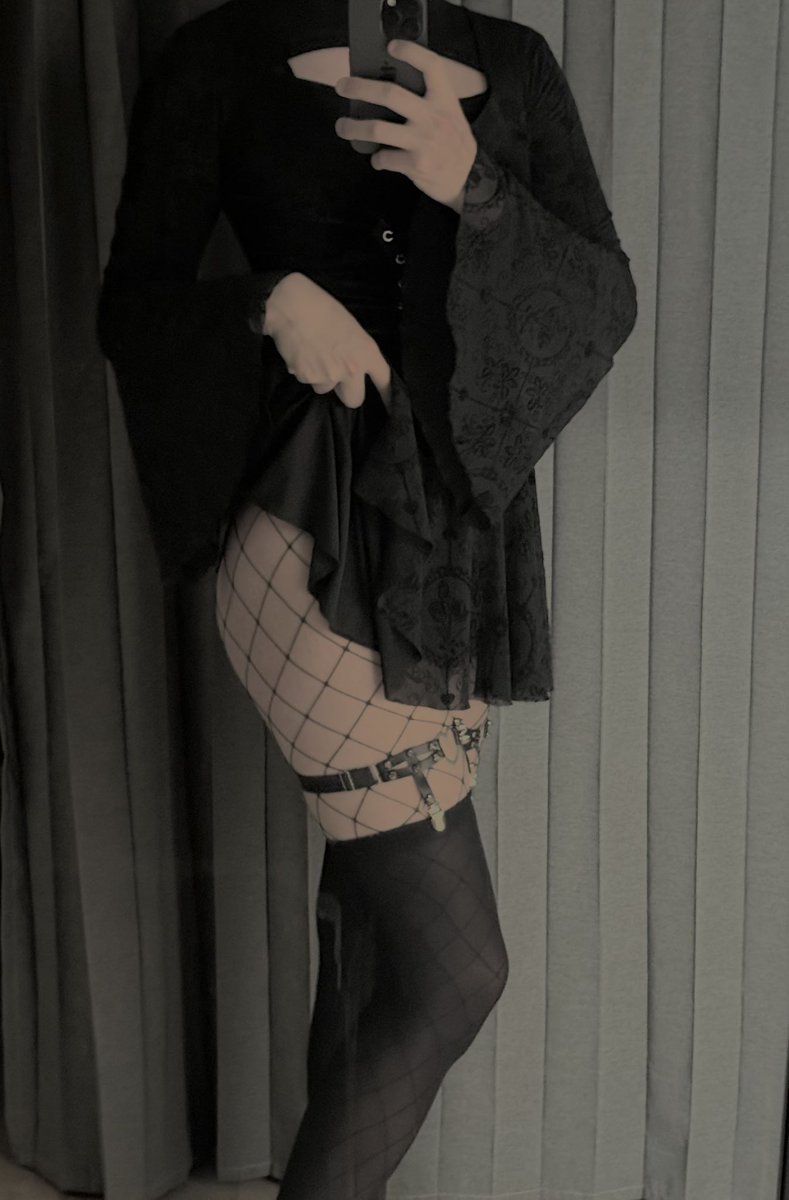 zeffieUwU's tweet photo. femboys can wear dresses too! :3 https://t.co/UpHiwLTV03