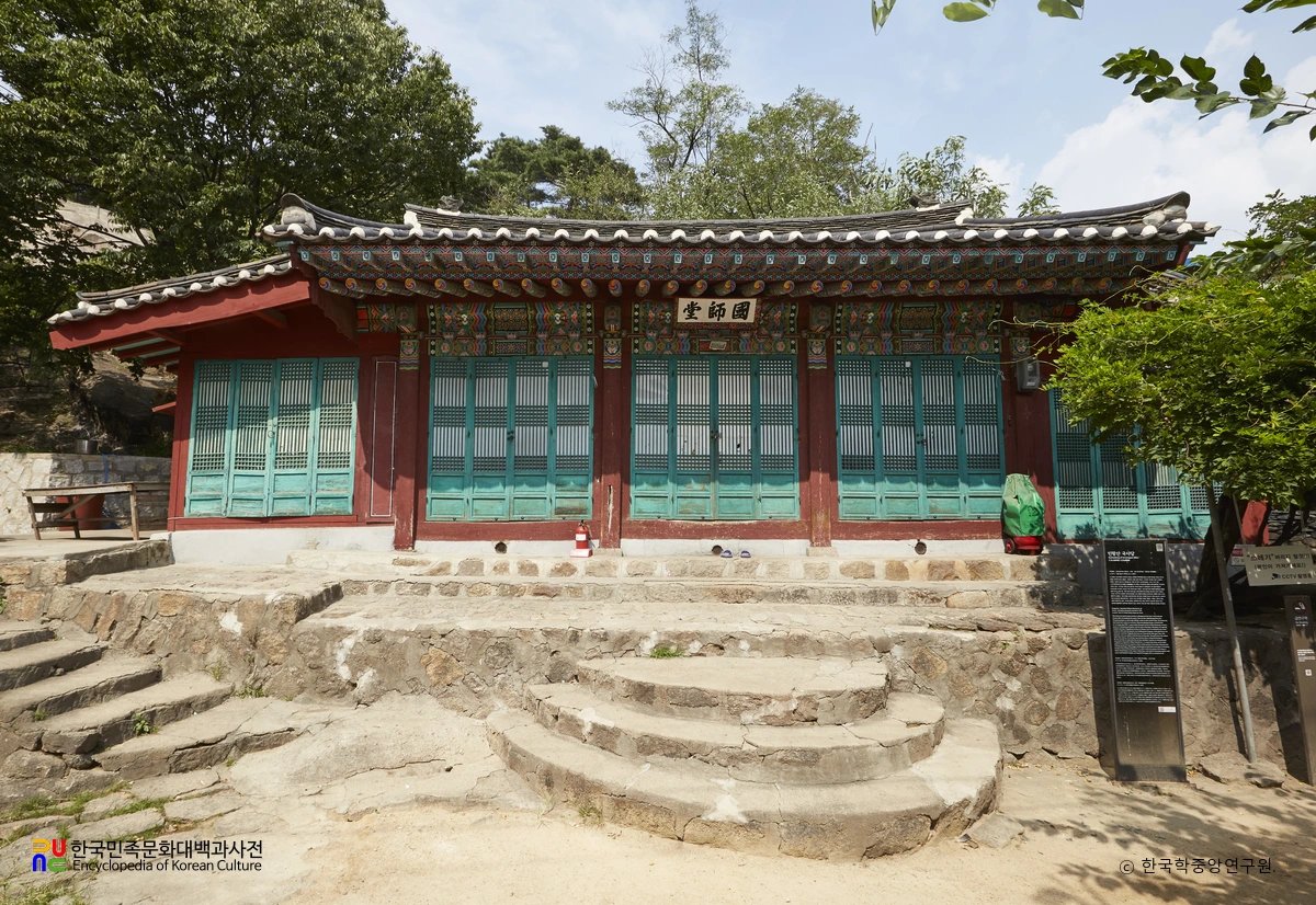 moriko38's tweet image. While not every story follows this path, a significant number of Korean occult and exorcism works treat different religions—Catholicism, Protestantism, Buddhism, and Shamanism—as Business Partners. 

Instead of clashing over doctrine, they often form a multicultural Dream Team