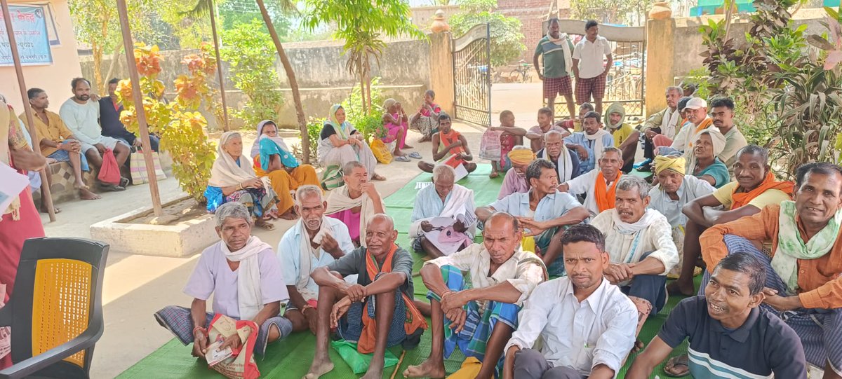 IFFCO_CG's tweet photo. जिला धमतरी के ग्राम घुरावंड में नैनो उर्वरक आधारित किसान सभा का आयोजन किया गया।
कार्यक्रम में उपस्थित किसानों को क्षे.अधिकारी द्वारा नैनो यूरिया, नैनो डीएपी,नैनो जिंक व नैनो कॉपर के उपयोग एवं लाभ की जानकारी दी गई। साथ ही जैव उर्वरक,जार टेस्ट व बीमा योजना पर चर्चा हुई। @IFFCO_PR https://t.co/tVtvgKn0KZ