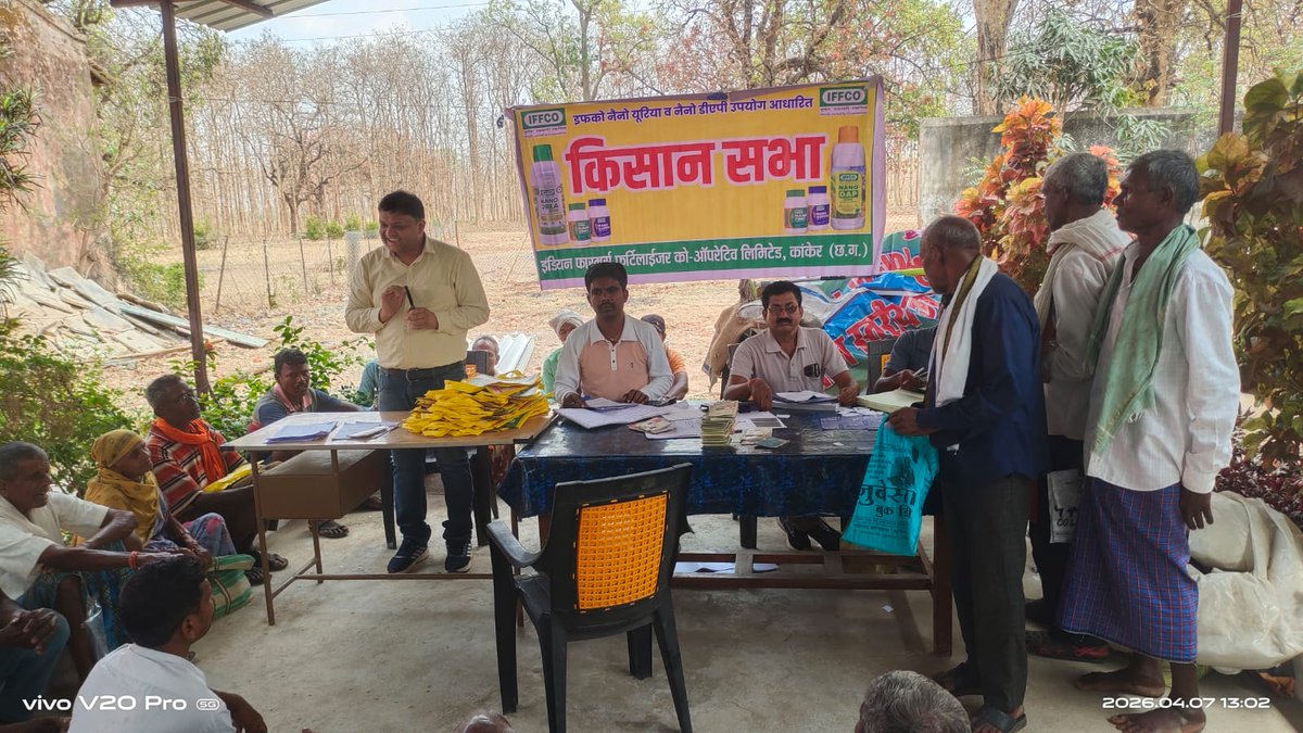 IFFCO_CG's tweet photo. जिला धमतरी के ग्राम घुरावंड में नैनो उर्वरक आधारित किसान सभा का आयोजन किया गया।
कार्यक्रम में उपस्थित किसानों को क्षे.अधिकारी द्वारा नैनो यूरिया, नैनो डीएपी,नैनो जिंक व नैनो कॉपर के उपयोग एवं लाभ की जानकारी दी गई। साथ ही जैव उर्वरक,जार टेस्ट व बीमा योजना पर चर्चा हुई। @IFFCO_PR https://t.co/tVtvgKn0KZ
