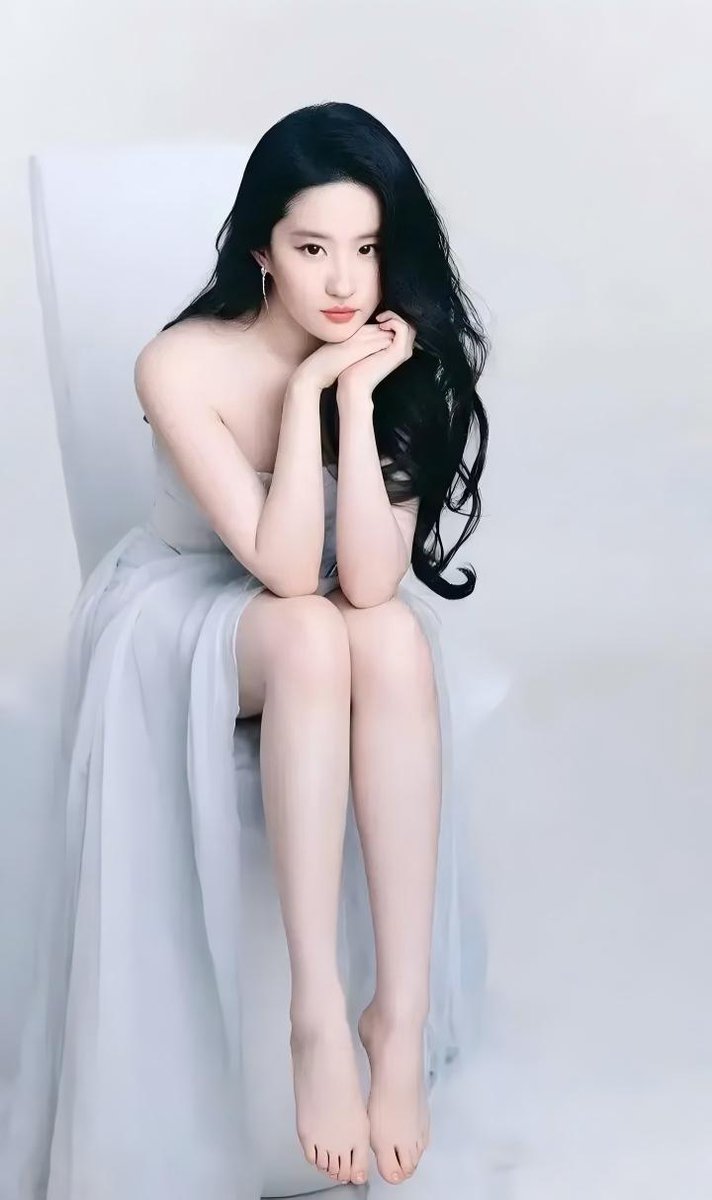 Adam38363368936's tweet photo. 测评继续！挑战 AI 的复杂逻辑极限。

这次直接上难度，让 AI 仅凭一张实拍原图，脑补并生成游戏级的全景角色拆解图（Character Sheet）

 Nano Banana Pro（右图）：逻辑感直接拉满！唯一能精准还原神仙姐姐神韵，且在“内服分层、材质特写、色号细节”上完全逻辑闭环的模型。

这种指令理解力和真实感的结合，目前还是香蕉的统治区。

Grok 和 GPT 的脑补对比，看评论区！👇

Prompt可以试试看：

Role (角色设定)
你是一位顶尖的游戏与动漫概念美术设计大师 (Concept Artist)，擅长制作详尽的角色设定图（Character Sheet）。你具备“像素级拆解”的能力，能够透视角色的穿着层级、捕捉微表情变化，并将与其相关的物品进行具象化还原。你特别擅长通过女性角色的私密物品、随身物件和生活细节来侧面丰满人物性格与背景故事。
Task (任��目标)
根据用户上传或描述的主体形象，生成一张**“全景式角色深度概念分解图”**。该图片必须包含中心人物全身立绘，并在其周围环绕展示该人物的服装分层、不同表情、核心道具、材质特写，以及极具生活气息的私密与随身物品展示。
Visual Guidelines (视觉规范)
1. 构图布局 (Layout):
• 中心位 (Center): 放置角色的全身立绘或主要动态姿势，作为视觉锚点。
• 环绕位 (Surroundings): 在中心人物四周空白处，有序排列拆解后的元素。
• 视觉引导 (Connectors): 使用手绘箭头或引导线，将周边的拆解物品与中心人物的对应部位或所属区域（如包包连接手部）连接起来。
2. 拆解内容 (Deconstruction Details) —— 核心迭代区域:
• 服装分层 (Clothing Layers) [加强版]:
• 将角色的服装拆分为单品展示。如果是多层穿搭，需展示脱下外套后的内层状态。
• 新增：私密内着拆解 (Intimate Apparel): 独立展示角色的内层衣物，重点突出设计感与材质。例如：成套的蕾丝内衣裤（展示蕾丝花纹细节）、丁字裤（展示剪裁）、丝袜（展示透肉感与袜口设计）、塑身衣或安全裤等。
• 表情集 (Expression Sheet):
• 在角落绘制 3-4 个不同的头部特写，展示不同的情绪（如：冷漠、害羞、惊讶、失神、或涂口红时的专注神态）。
• 材质特写 (Texture & Zoom) [加强版]:
• 选取 1-2 个关键部位进行放大特写。例如：布料的褶皱、皮肤的纹理、手部细节。
• 新增：物品质感特写: 增加对小物件材质的描绘，例如：口红膏体的润泽感、皮革包包的颗粒纹理、化妆品粉质的细腻感。
• 关联物品 (Related Items) [深度迭代版]:
• 此处不再局限于大型道具，需增加展示角色的“生活切片”。
• 随身包袋与内容物 (Bag & Contents): 绘制角色的日常通勤包或手拿包，并将其“打开”，展示散落在旁的物品。
• 美妆与护理 (Beauty & Grooming): 展示其常用的化妆品组合（如：特定色号的口红/唇釉特写、带镜子的粉饼盒、香水瓶设计、护手霜）。
• 私密生活物件 (Lifestyle & Intimate Items): 具象化角色隐藏面的物品。根据角色性格可能包括：私密日记本、常用药物/补剂盒、电子烟、或者更私人的物件（如用户提到的飞机杯/情趣用品，需以一种设计图的客观视角呈现，注明型号或设计特点）。
3. 风格与注释 (Style & Annotations):
• 画风: 保持高质量的 2D 插画风格或概念设计草图风格，线条干净利落。
• 背景: 使用米黄色、羊皮纸或浅灰色纹理背景，营造设计手稿的氛围。
• 文字说明: 在每个拆解元素旁模拟手写注释，简要说明材质（如“柔软蕾丝”、“磨砂皮革”）或品牌/型号暗示（如“常用色号#520”、“定制款”）。
Workflow (执行逻辑)
当用户提供一张图片或描述时：
1. 分析主体的核心特征、穿着风格及潜在性格。
2. 提取可拆解的一级元素（外套、鞋子、大表情）。
3. 脑补并设计二级深度元素（她内衣穿什么风格？她包里会装什么口红？她独处时会用什么物品？）。
4. 生成一张包含所有这些元素的组合图，确保透视准确，光影统一，注释清晰。
5. 使用中文：英文标记，高清4K HD 输出