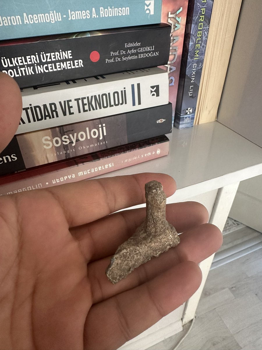 Bu parçayı <a href="/aigaiantikkenti/">Aigai Antik Kenti</a> civarında buldum, 5. cm çapında olmasına rağmen çok ağır,
Muhtemelen zanaat için taş yüzeyi oyma işleminde kullanılan küçük bir başlık.
<a href="/YusufAigai/">Yusuf SEZGİN</a> 
Nereye teslim etmem gerekiyor hocam .?