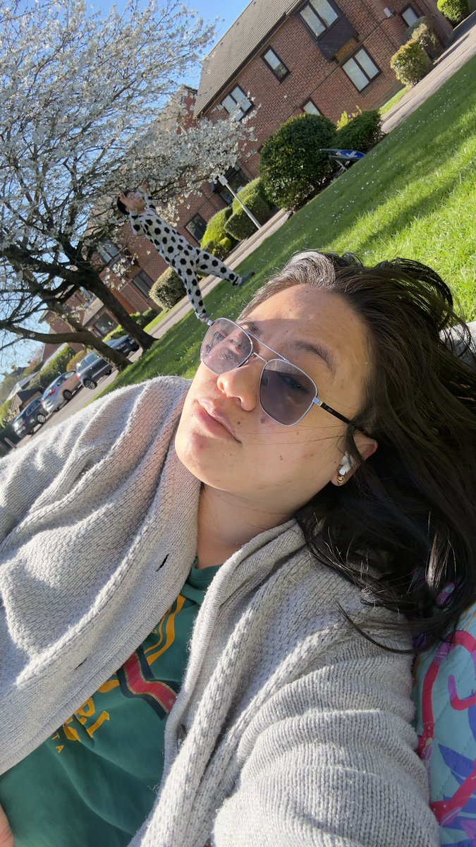 Pack for our little trip ❌
Get some Vitamin D ✅

Why am I wearing cardigan? Coz the sun may be shining but the wind isn’t so warm, yet 🤣 kids are happy running around though!