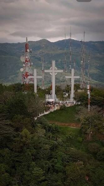 juanmartinbc's tweet photo. Me sueño un cable MÍO en el Cerro de las Tres Cruces. Un proyecto que conecte la ciudad con su montaña, con un rediseño arquitectónico que eleve este lugar a otro nivel. Que las cruces se conviertan en un símbolo renovado, y que este espacio se transforme en un verdadero ícono de Cali: deportivo, turístico y cultural.

#NuevasIdeas💡