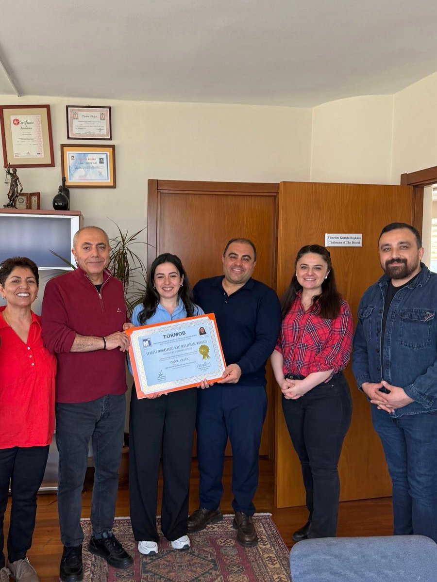 Ofisimizde yetişen, genç meslektaşım Tuğçe Çelik’in ruhsatını Genel Başkan olarak imzalamış olmanın gururunu yaşadım. Kendi aramızda ruhsat teslim töreni yaptık. Yolun açık olsun.
