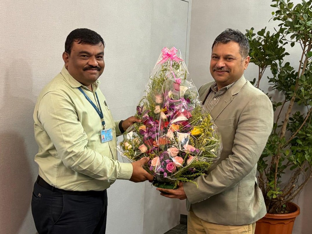 माहिती व जनसंपर्क महासंचालनालयाचे संचालक (माहिती) (प्रशासन) किशोर गांगुर्डे यांनी कवयित्री बहिणाबाई चौधरी उत्तर महाराष्ट्र विद्यापीठातून 'वृत्तपत्रविद्या आणि जनसंज्ञापन' विषयातील पीएच.डी. पदवी प्राप्त केल्याबद्दल प्रधान सचिव तथा महासंचालक ब्रिजेश सिंह यांनी त्यांचे पुष्पगुच्छ