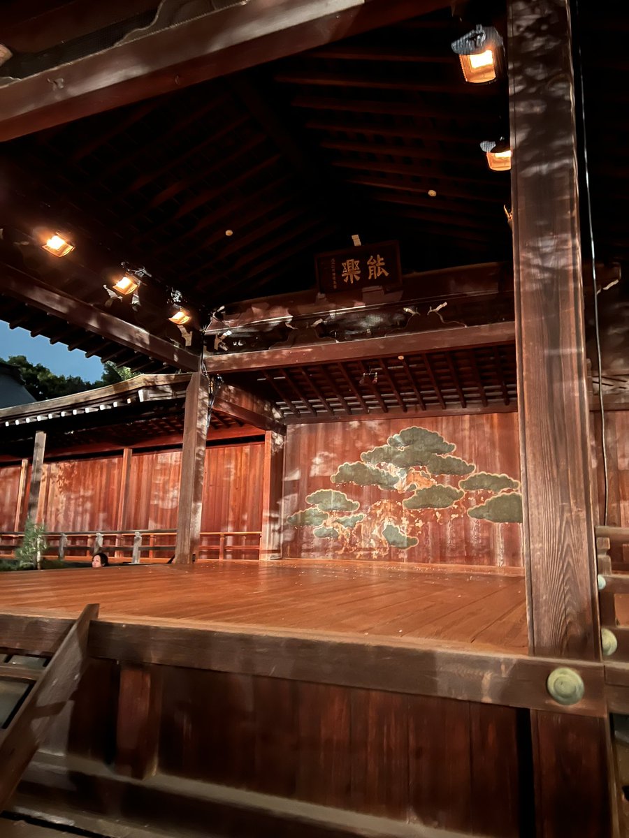hanbunchannel's tweet photo. 夜桜能を観にきています。
とても良き！でも屋外で寒い！！
#夜桜能 #靖国神社 https://t.co/oAkv8qWTH4