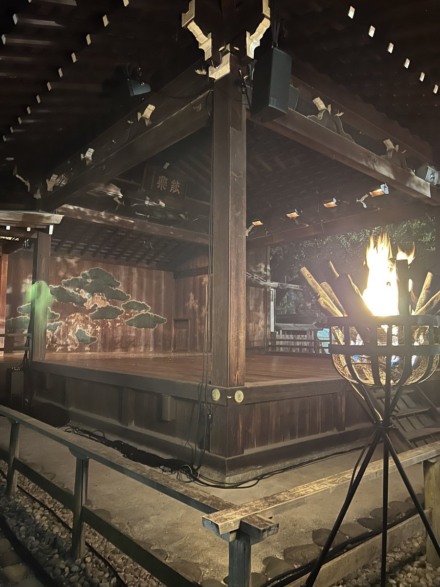 hanbunchannel's tweet photo. 夜桜能を観にきています。
とても良き！でも屋外で寒い！！
#夜桜能 #靖国神社 https://t.co/oAkv8qWTH4