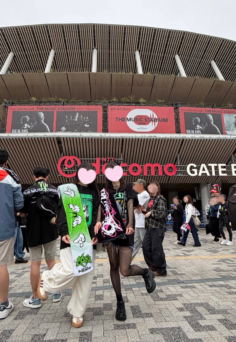 ur9o9o's tweet photo. 《 THE MUSIC STADIUM 2026 
             ONE OK ROCK × YOASOBI 💗》

初YOASOBI
隣のYOA'Sさんと一緒に肩組んだり終わってからお互いの普段のライブの話とかしてたし楽しかった〜

ももちゃんとやっと会えたしはるくんからタコス貰えて大満足🌮 https://t.co/HBtm1zLg65