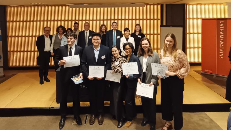 capavocat_crfpa's tweet photo. CAPAVOCAT REMPORTE LA 17ème ÉDITION DU CONCOURS DE MÉDIATION COMMERCIALE CMAP 2026 / LA JEUNESSE A DU TALENT ET AIME LES "MARD"

Notre  classe préparatoire au CRFPA participait pour la troisième année consécutive au  désormais célèbre concours de médiation commerciale organisé par le @CMAP_Med_Arb.

Des  centaines de membres de jurys mobilisés, des dizaines d'équipes  d’étudiants très motivés, une ambiance chaleureuse et électrique, une  exigence et un niveau qui vont croissant chaque année : ainsi  pourrait-on rapidement décrire une atmosphère et une expérience hors  normes.

Par-delà, l'on retiendra  également une magnifique promotion des modes alternatifs de règlement  des différends, en l'occurrence auprès de nos étudiants qui se destinent  à l'exercice de la profession d'avocat.

Tous nos remerciements vont aux équipes du @CMAP_Med_Arb  et, particulièrement, à Louise Danicourt pour la parfaite organisation d'un aussi dense et intense événement. 
Ces remerciements s’étendent évidement à tous les membres des jurys, des étapes qualificatives jusqu'à la finale.

Florence Donio avait en 2025 porté haut les couleurs de notre classe préparatoire en la représentant brillamment en finale.

Cette année, c'est notre étudiante Clémence Denis qui aura accédé à la finale 2026 et l'aura remarquablement remporté. Cette belle victoire revient également à son coéquipier Bach DO LE qui partage la première place avec elle.
On saluera la très belle performance de l'Université de Lorraine représentée par Stanislas Rannou, finaliste de premier plan, et de son équipière Nathanaelle Rakotomamonjy. 
Nos félicitations vont également à Constance Faget et Esther Kucharski, de l’@EDHEC, pour leur plus que méritée troisième place.

Nous  ne pouvons oublier, évidemment, tous nos autres autres candidats, qui  ont été également brillants, dans les différentes catégories et à toutes  les étapes du concours  : Capucine Bureau, Juliette Delegrange, Thomas Goncalves, Diane Leboucher, Camille Marmousez, Camille Pradier, Marguerite Stear, Marie Wuillemet.
Leurs "coachs", Laurent SOUBELET, directeur de @capavocat_crfpa , Sophie SOUBELET-CAROIT, fondatrice STELLIS AVOCATS, et Florence Donio, finaliste 2025, ne peuvent qu'être très fiers d'eux.

Vivement l'édition 2027.

#MARD #crfpa #crfpa2026 #amiable