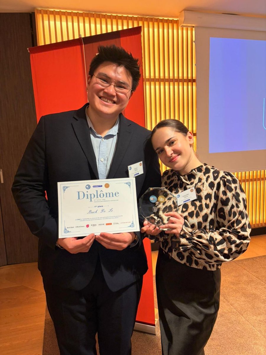 capavocat_crfpa's tweet photo. CAPAVOCAT REMPORTE LA 17ème ÉDITION DU CONCOURS DE MÉDIATION COMMERCIALE CMAP 2026 / LA JEUNESSE A DU TALENT ET AIME LES "MARD"

Notre  classe préparatoire au CRFPA participait pour la troisième année consécutive au  désormais célèbre concours de médiation commerciale organisé par le @CMAP_Med_Arb.

Des  centaines de membres de jurys mobilisés, des dizaines d'équipes  d’étudiants très motivés, une ambiance chaleureuse et électrique, une  exigence et un niveau qui vont croissant chaque année : ainsi  pourrait-on rapidement décrire une atmosphère et une expérience hors  normes.

Par-delà, l'on retiendra  également une magnifique promotion des modes alternatifs de règlement  des différends, en l'occurrence auprès de nos étudiants qui se destinent  à l'exercice de la profession d'avocat.

Tous nos remerciements vont aux équipes du @CMAP_Med_Arb  et, particulièrement, à Louise Danicourt pour la parfaite organisation d'un aussi dense et intense événement. 
Ces remerciements s’étendent évidement à tous les membres des jurys, des étapes qualificatives jusqu'à la finale.

Florence Donio avait en 2025 porté haut les couleurs de notre classe préparatoire en la représentant brillamment en finale.

Cette année, c'est notre étudiante Clémence Denis qui aura accédé à la finale 2026 et l'aura remarquablement remporté. Cette belle victoire revient également à son coéquipier Bach DO LE qui partage la première place avec elle.
On saluera la très belle performance de l'Université de Lorraine représentée par Stanislas Rannou, finaliste de premier plan, et de son équipière Nathanaelle Rakotomamonjy. 
Nos félicitations vont également à Constance Faget et Esther Kucharski, de l’@EDHEC, pour leur plus que méritée troisième place.

Nous  ne pouvons oublier, évidemment, tous nos autres autres candidats, qui  ont été également brillants, dans les différentes catégories et à toutes  les étapes du concours  : Capucine Bureau, Juliette Delegrange, Thomas Goncalves, Diane Leboucher, Camille Marmousez, Camille Pradier, Marguerite Stear, Marie Wuillemet.
Leurs "coachs", Laurent SOUBELET, directeur de @capavocat_crfpa , Sophie SOUBELET-CAROIT, fondatrice STELLIS AVOCATS, et Florence Donio, finaliste 2025, ne peuvent qu'être très fiers d'eux.

Vivement l'édition 2027.

#MARD #crfpa #crfpa2026 #amiable