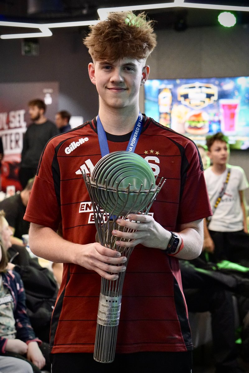 acs_esports_ep's tweet photo. 𝙍𝙤𝙘𝙠𝙨𝙤𝙧𝙧 𝙫𝙮𝙨𝙩𝙤𝙪𝙥𝙖𝙡 𝙣𝙖 𝙫𝙧𝙘𝙝𝙤𝙡 🏆
Mistrem ČR v EA FC26 se stala naše sedmnáctiletá hvězda Rocksorr! V nabité konkurenci elitních hráčů dominoval každý zápas a ve finále nastřílel soupeři 10 gólů. 👏
Zdendo, gratulujeme! 🔵🟡🔴
#acsparta #esports #mistr https://t.co/FvindAObjV