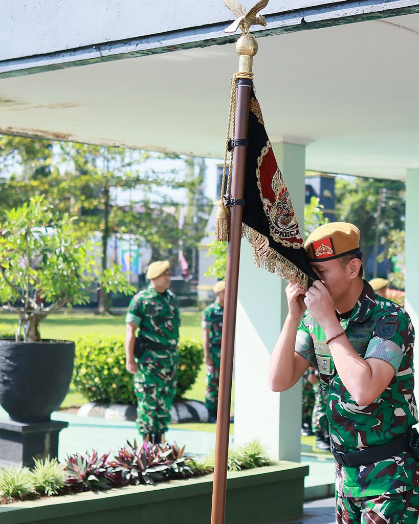 yonarmed3's tweet photo. Pelepasan Danyonarmed 3/Naga Pakca Ditandai Tradisi Penciuman Tunggul Batalyon

Magelang – Batalyon Armed 3/Naga Pakca melaksanakan acara pelepasan Komandan Batalyon, Letkol Arm Daliman Kurnia Aji, yang berlangsung dengan khidmat melalui tradisi penciuman tunggul batalyon https://t.co/HE1HAt97QJ
