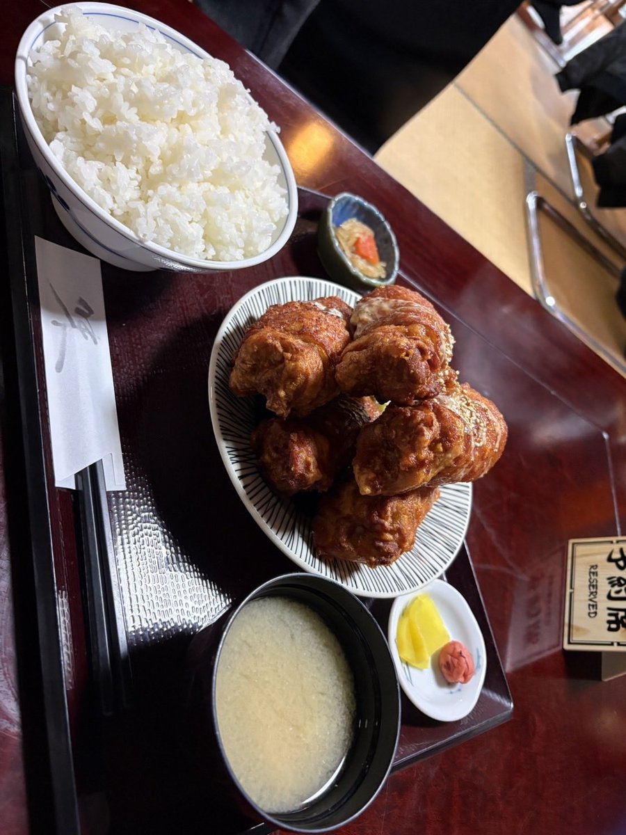 N9eNo's tweet photo. でか唐揚げねらう我が子 https://t.co/LkN6cC4wuC