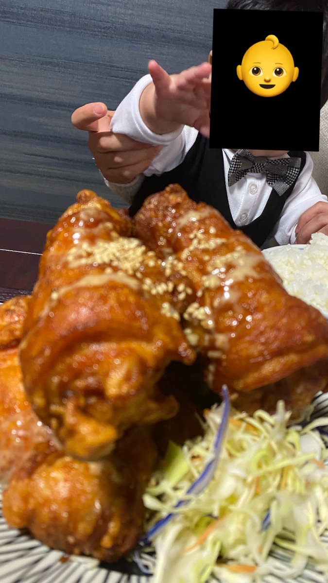 N9eNo's tweet photo. でか唐揚げねらう我が子 https://t.co/LkN6cC4wuC